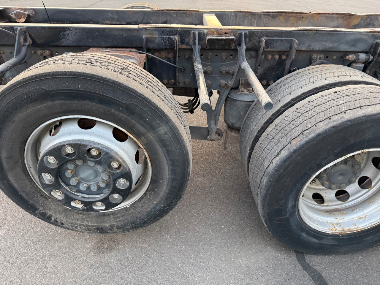 Kamion sa golom šasijom i zatvorenom kabinom Mercedes-Benz Actros MP 2  2532 6x2: slika 8