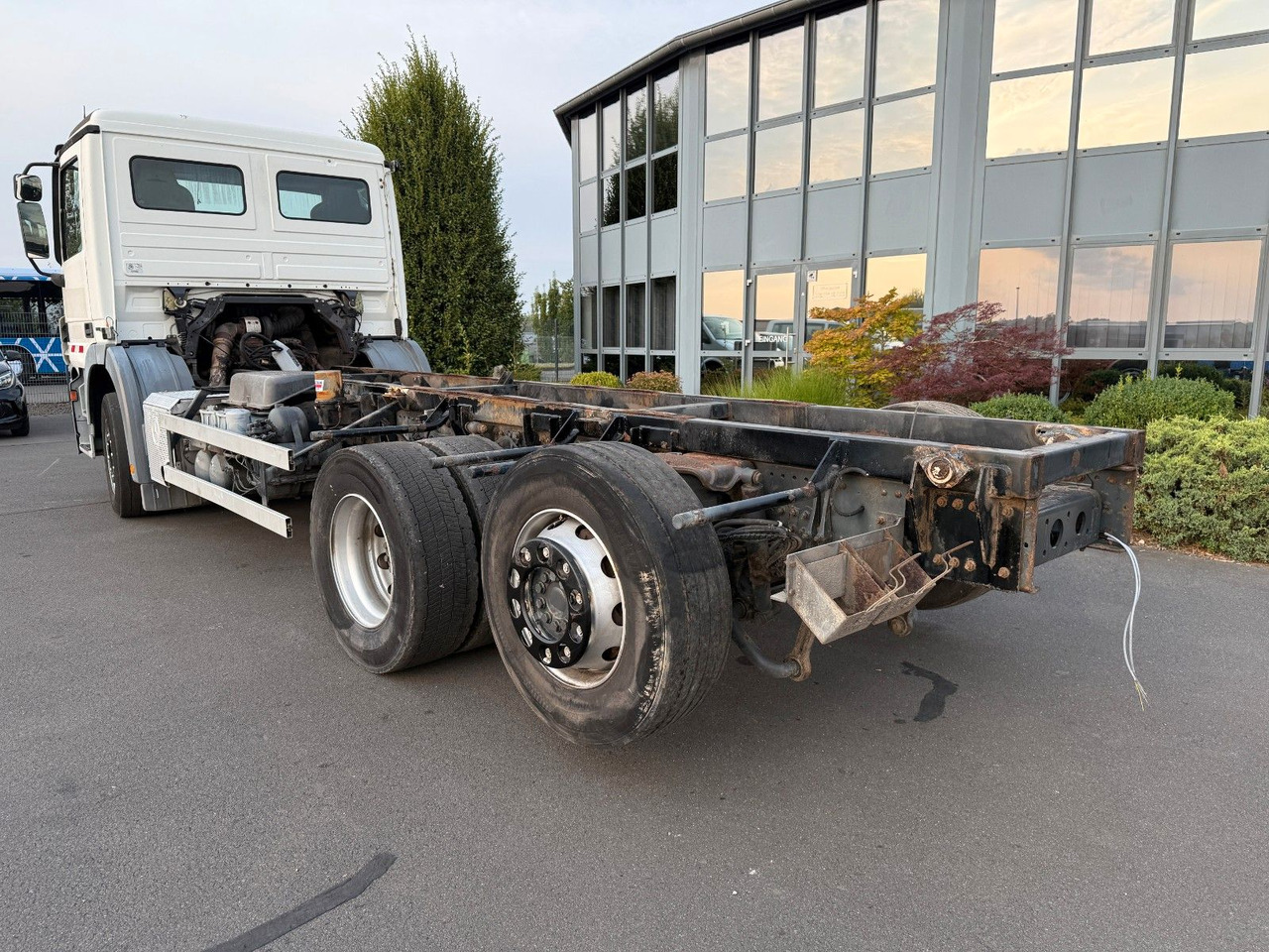 Kamion sa golom šasijom i zatvorenom kabinom Mercedes-Benz Actros MP 2  2532 6x2: slika 10