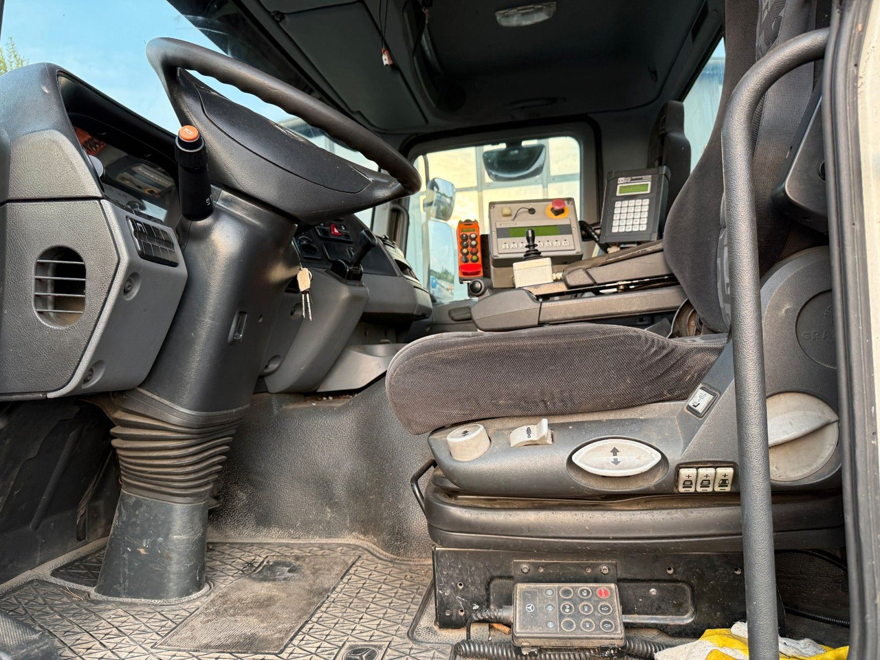 Kamion sa golom šasijom i zatvorenom kabinom Mercedes-Benz Actros MP 2  2532 6x2: slika 14