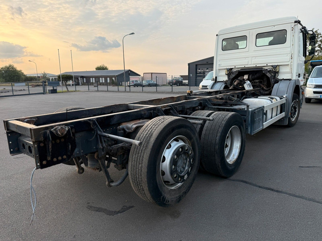 Kamion sa golom šasijom i zatvorenom kabinom Mercedes-Benz Actros MP 2  2532 6x2: slika 9