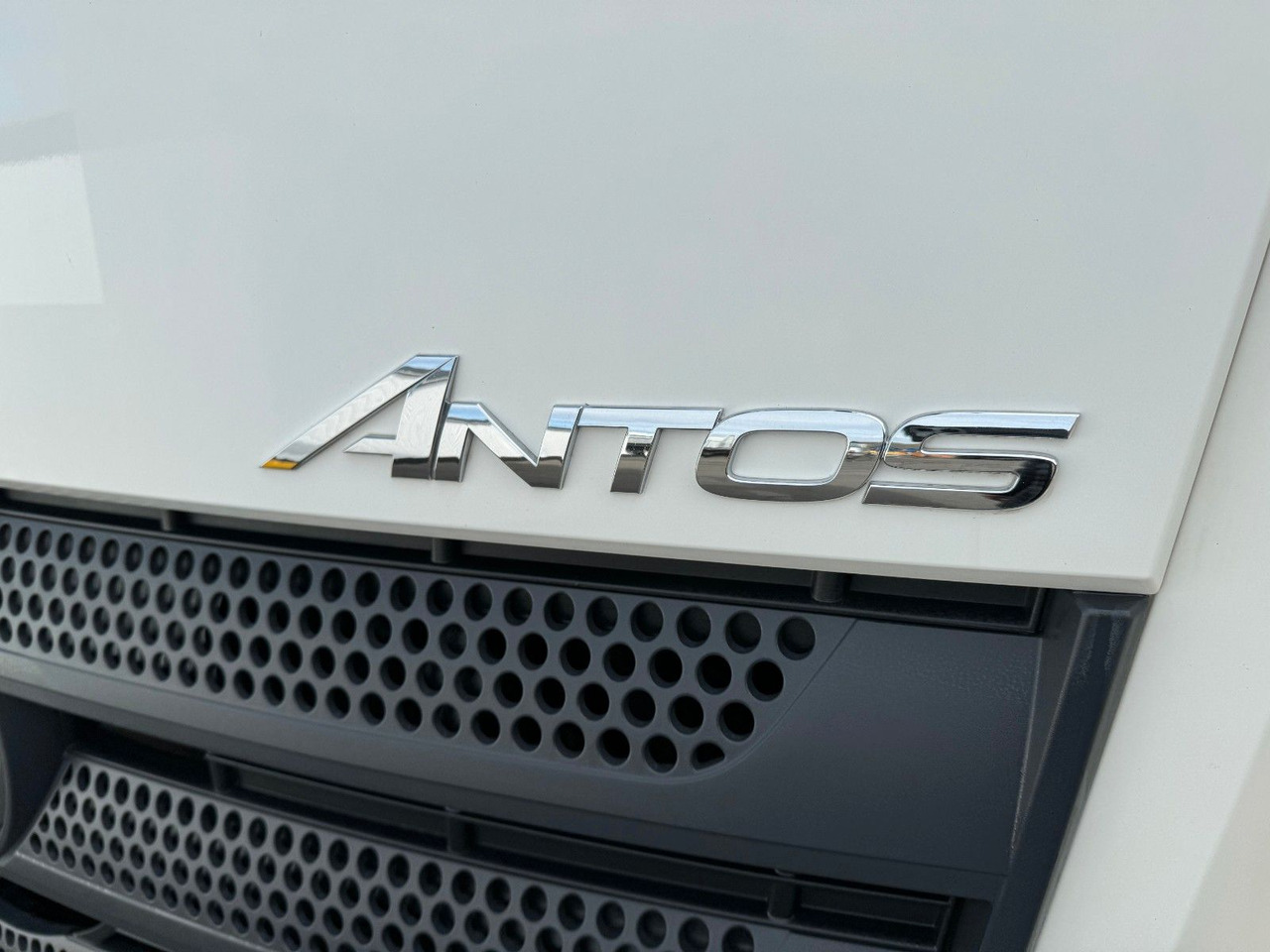 Mercedes-Benz Antos 2533 6x2 Mercedes-Benz Antos 2533 6x2 - 3 x am Lager - - Kamion sa golom šasijom i zatvorenom kabinom: slika 3 Mercedes-Benz Antos 2533 6x2 Mercedes-Benz Antos 2533 6x2 - 3 x am Lager - - Kamion sa golom šasijom i zatvorenom kabinom: slika 3
