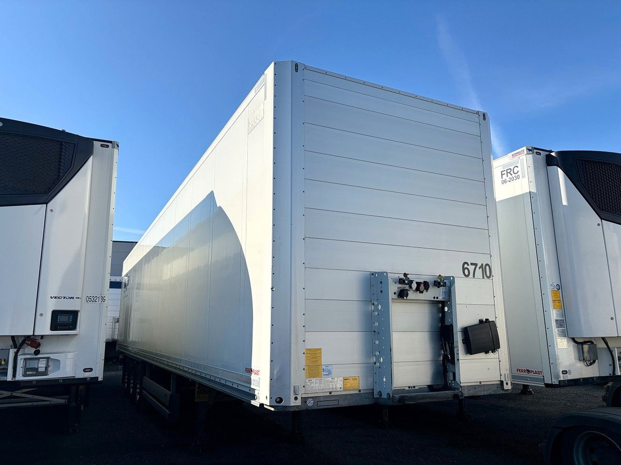 Schmitz Cargobull SKO 24 Isokoffer,Ab KW 46, Miete mögl. - Poluprikolica sa zatvorenim sandukom: slika 1 Schmitz Cargobull SKO 24 Isokoffer,Ab KW 46, Miete mögl. - Poluprikolica sa zatvorenim sandukom: slika 1