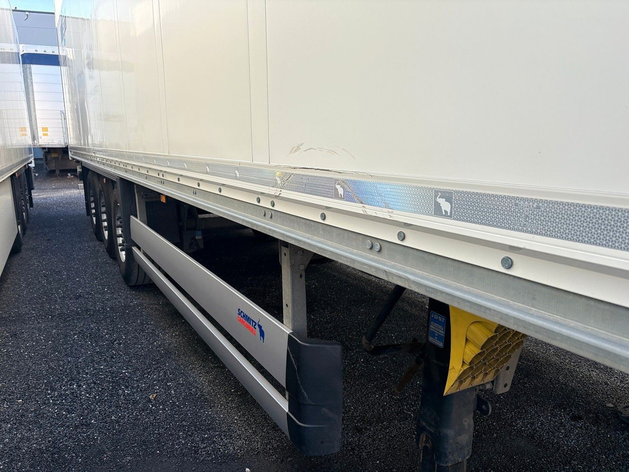 Schmitz Cargobull SKO 24 Isokoffer,Ab KW 46, Miete mögl. - Poluprikolica sa zatvorenim sandukom: slika 2 Schmitz Cargobull SKO 24 Isokoffer,Ab KW 46, Miete mögl. - Poluprikolica sa zatvorenim sandukom: slika 2