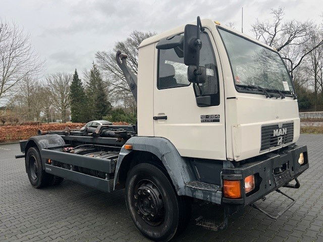 MAN 18.284 18.264 Steel spring - Kamion za prevoz kontejnera/ Kamion sa promenjivim sandukom: slika 2 MAN 18.284 18.264 Steel spring - Kamion za prevoz kontejnera/ Kamion sa promenjivim sandukom: slika 2