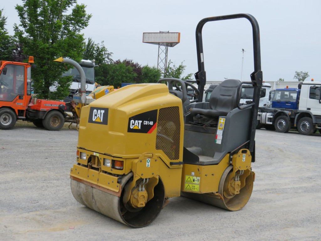 CATERPILLAR Tandem-Vibrationswalze CB14 B Baumaschine - Valjak: slika 1 CATERPILLAR Tandem-Vibrationswalze CB14 B Baumaschine - Valjak: slika 1