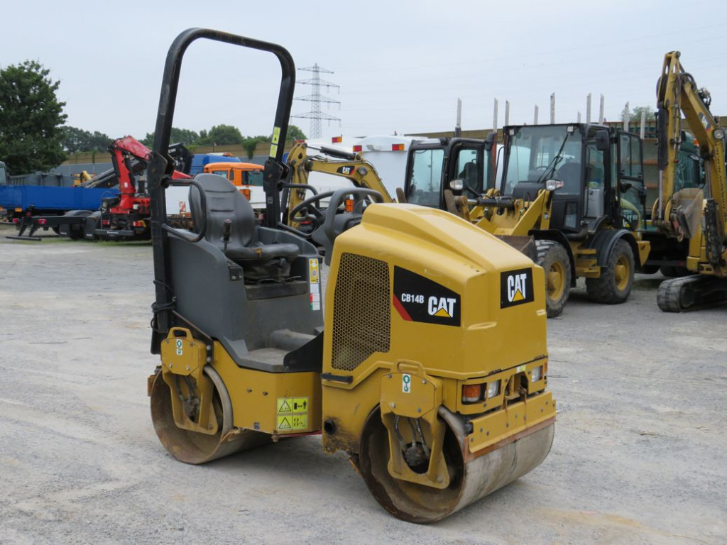 CATERPILLAR Tandem-Vibrationswalze CB14 B Baumaschine - Valjak: slika 2 CATERPILLAR Tandem-Vibrationswalze CB14 B Baumaschine - Valjak: slika 2