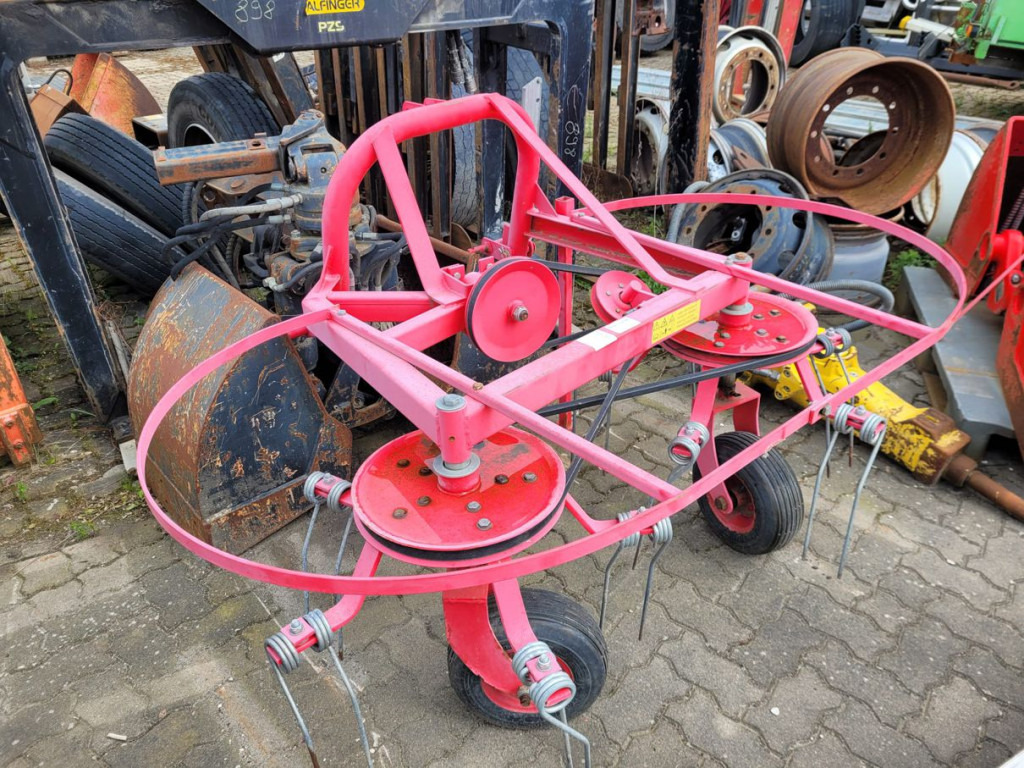 KUBOTA Trecker 1400 Diverse mit Zapfwelle am Heck und Heuwender - Mali traktor: slika 2 KUBOTA Trecker 1400 Diverse mit Zapfwelle am Heck und Heuwender - Mali traktor: slika 2