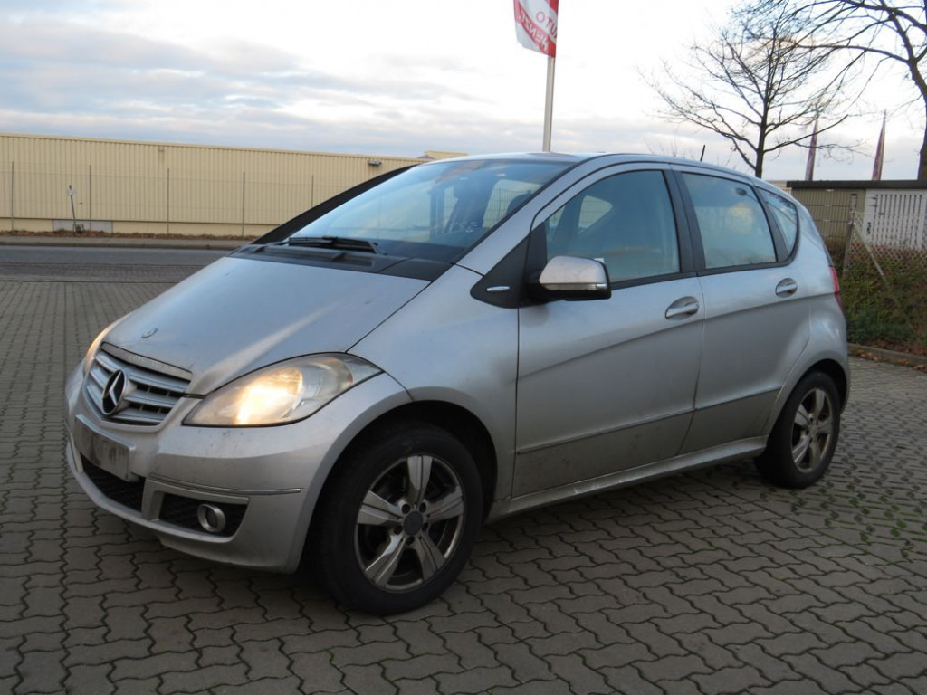 MERCEDES-BENZ A-Klasse 200 Avantgarde PKW - Kamion: slika 1 MERCEDES-BENZ A-Klasse 200 Avantgarde PKW - Kamion: slika 1