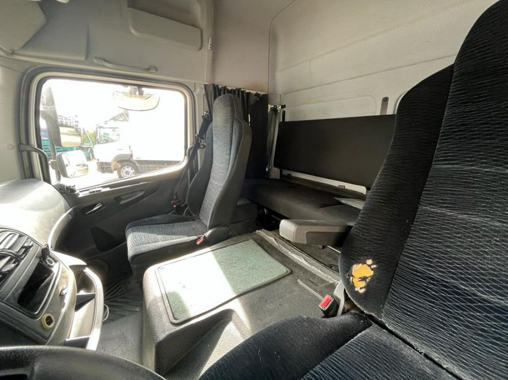 MERCEDES-BENZ Atego 818 L Möbelkoffer LBW Möbelkoffer gr.Fhs+Sitzreihe - Dostavno vozilo sa zatvorenim sandukom: slika 2 MERCEDES-BENZ Atego 818 L Möbelkoffer LBW Möbelkoffer gr.Fhs+Sitzreihe - Dostavno vozilo sa zatvorenim sandukom: slika 2