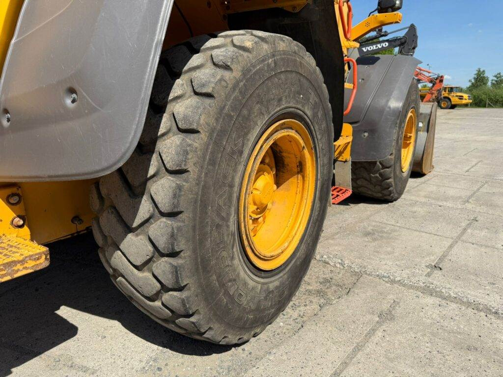 Utovarivač točkaš Volvo L60H: slika 16