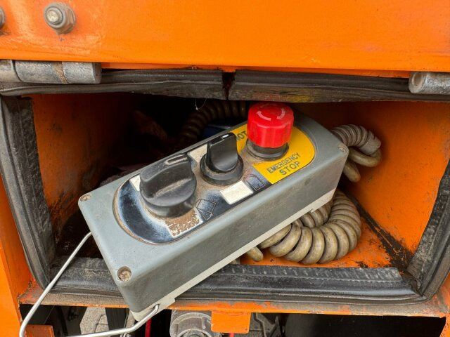 MAN TGL 12.220 4x2 BL Kehrmaschine Viajet 5RHS - Autočistilica: slika 4 MAN TGL 12.220 4x2 BL Kehrmaschine Viajet 5RHS - Autočistilica: slika 4