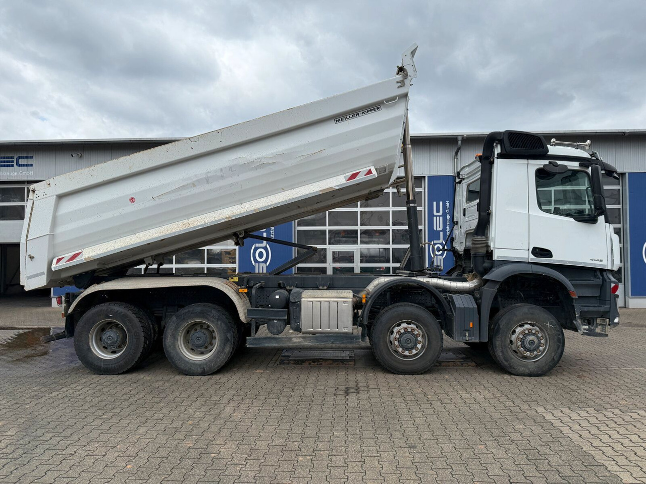 Mercedes-Benz Arocs 4145 8x8 Muldenkipper MEILLER - Kamion za utovaranje kontejnera: slika 4 Mercedes-Benz Arocs 4145 8x8 Muldenkipper MEILLER - Kamion za utovaranje kontejnera: slika 4