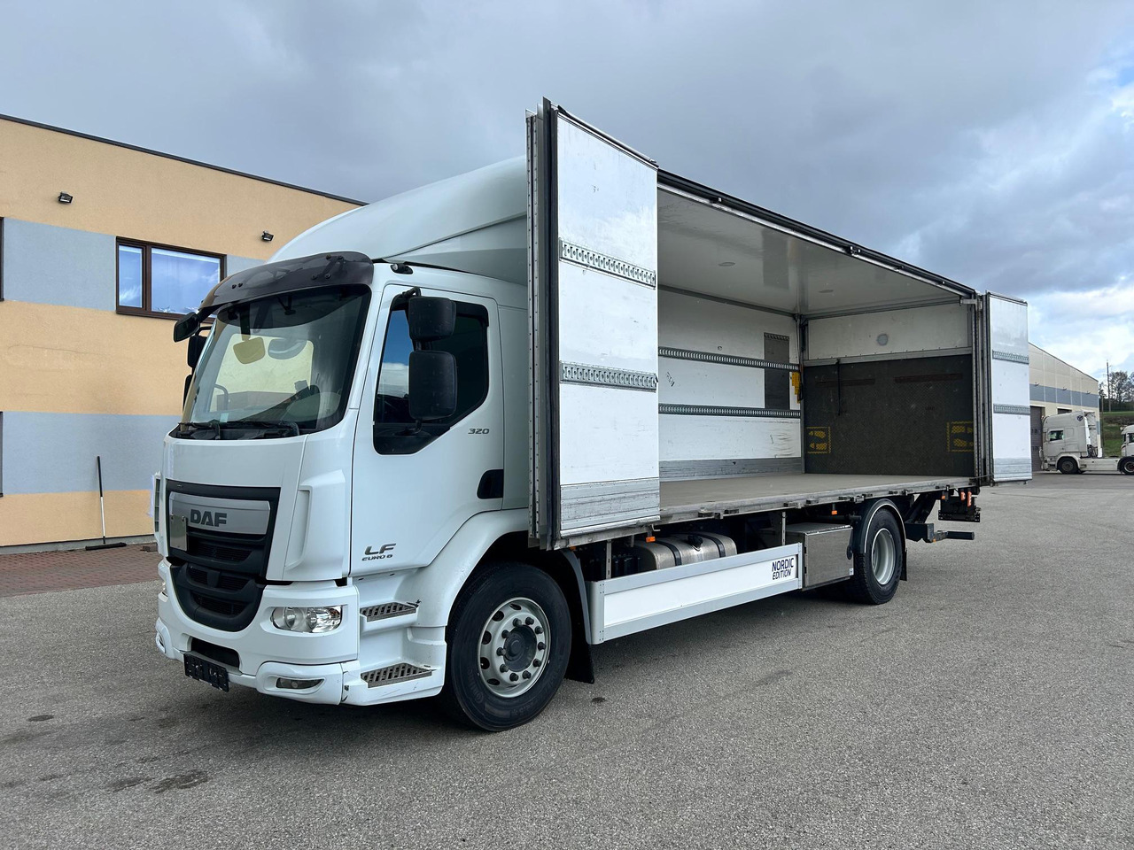 DAF LF320 - Kamion sa zatvorenim sandukom: slika 2 DAF LF320 - Kamion sa zatvorenim sandukom: slika 2