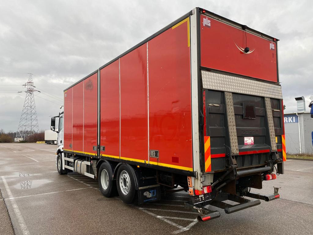 MERCEDES-BENZ ACTROS 2542 - Kamion sa zatvorenim sandukom: slika 4 MERCEDES-BENZ ACTROS 2542 - Kamion sa zatvorenim sandukom: slika 4