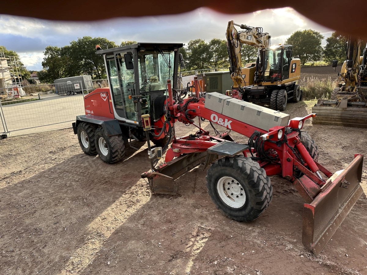 O&K F 106.5 - 6x6 Laser Topcon- Klima Cummins 6 Zyl. - Grejder: slika 4 O&K F 106.5 - 6x6 Laser Topcon- Klima Cummins 6 Zyl. - Grejder: slika 4