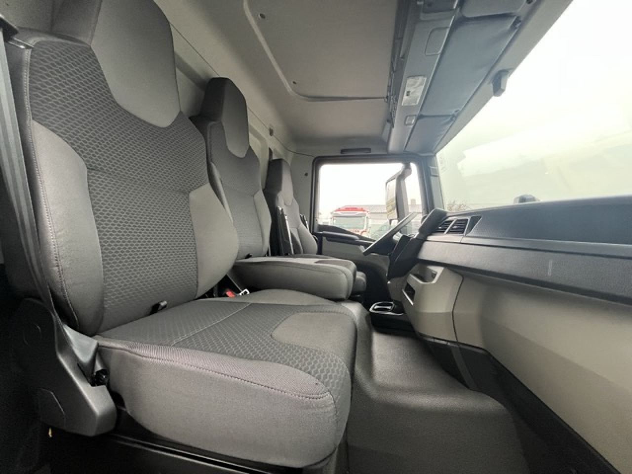 MAN TGL 12.250 4x2 BL CH Euro6 Klima AHK Luftfeder ZV - Kamion sa zatvorenim sandukom: slika 3 MAN TGL 12.250 4x2 BL CH Euro6 Klima AHK Luftfeder ZV - Kamion sa zatvorenim sandukom: slika 3