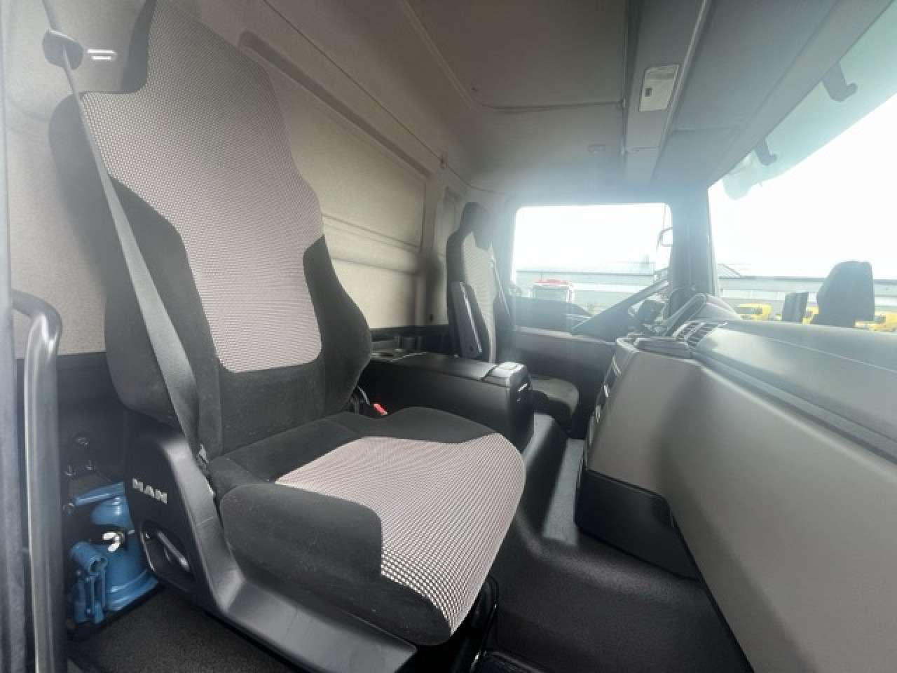 MAN TGM 15.290 4x2 LL Tiefkühler ATP 08.2028 Euro6 - Dostavno vozilo hladnjača: slika 4 MAN TGM 15.290 4x2 LL Tiefkühler ATP 08.2028 Euro6 - Dostavno vozilo hladnjača: slika 4