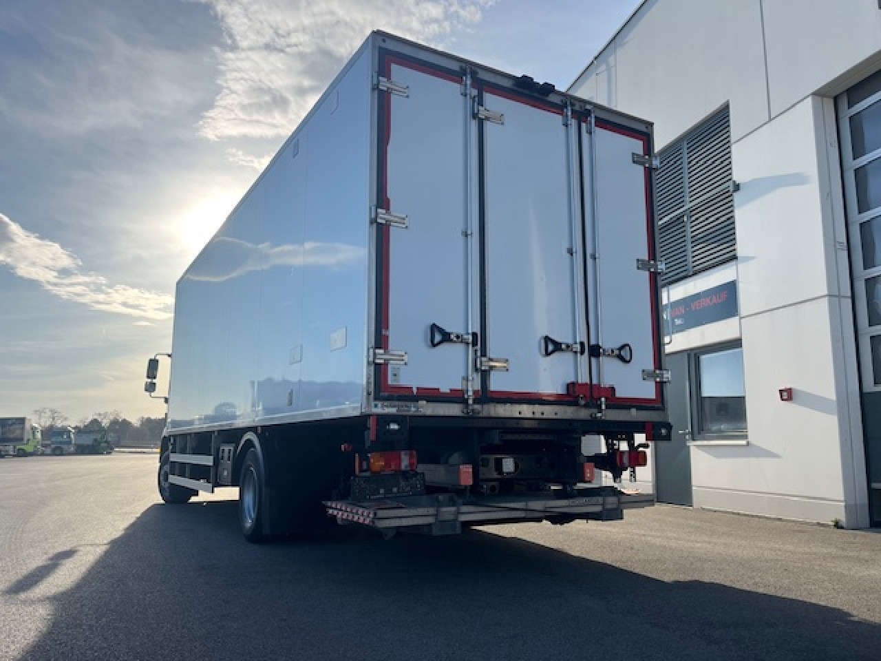 Dostavno vozilo hladnjača MAN TGM 15.290 4x2 LL Tiefkühler ATP möglich Euro6: slika 9 Dostavno vozilo hladnjača MAN TGM 15.290 4x2 LL Tiefkühler ATP möglich Euro6: slika 9