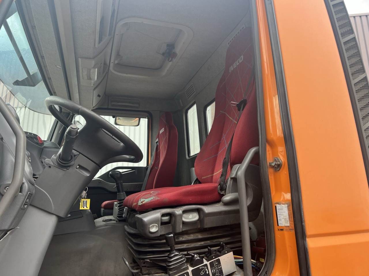 Interior photo 1: Kamion sa golom šasijom i zatvorenom kabinom 190 AD 35 4x2 190 AD 35 4x2