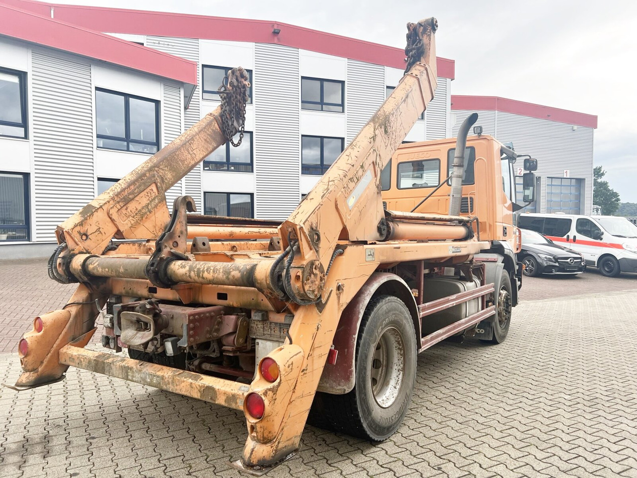 Kamion sa golom šasijom i zatvorenom kabinom 190 AD 35 4x2 190 AD 35 4x2: slika 11