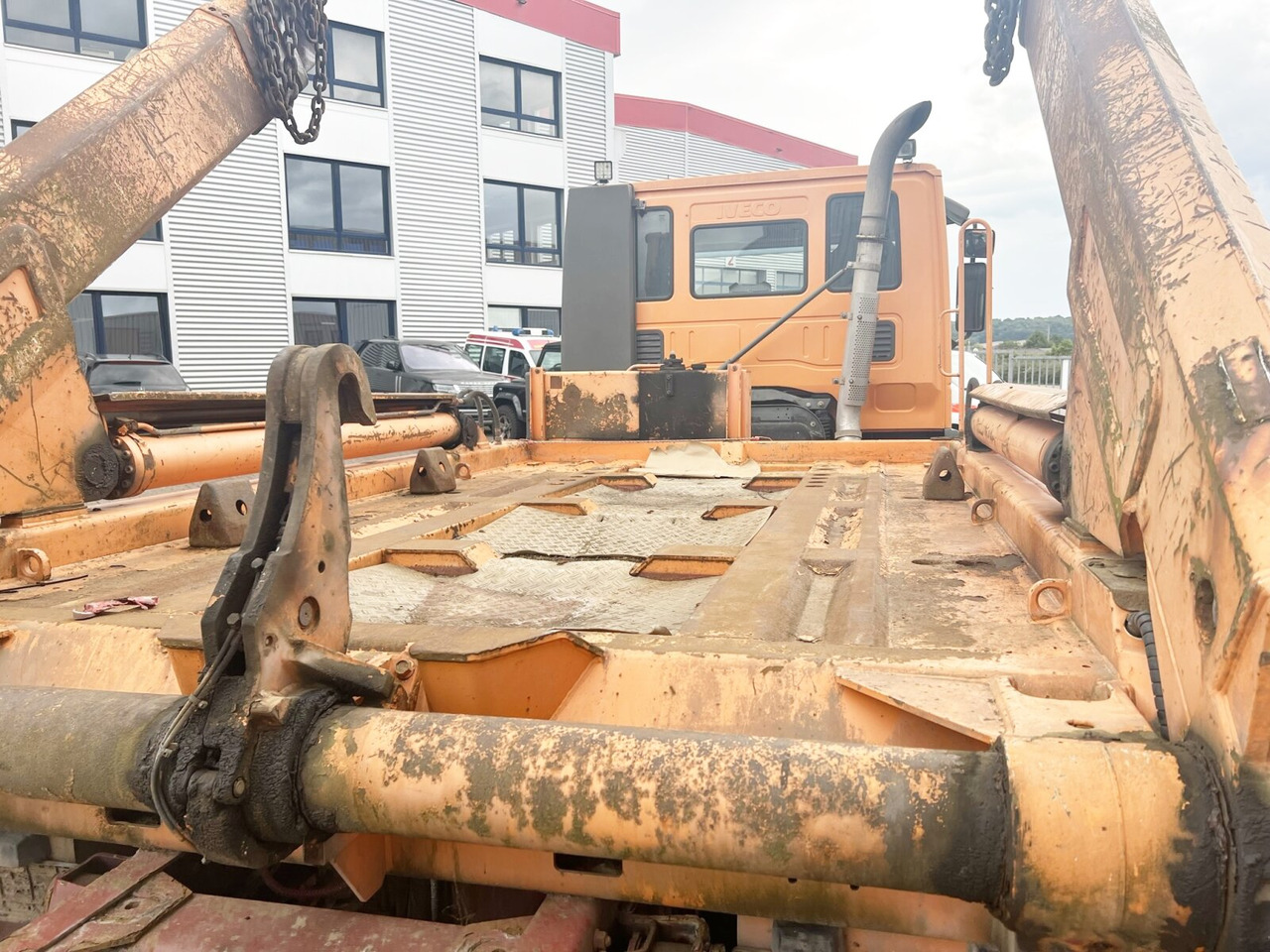 Kamion sa golom šasijom i zatvorenom kabinom 190 AD 35 4x2 190 AD 35 4x2: slika 12