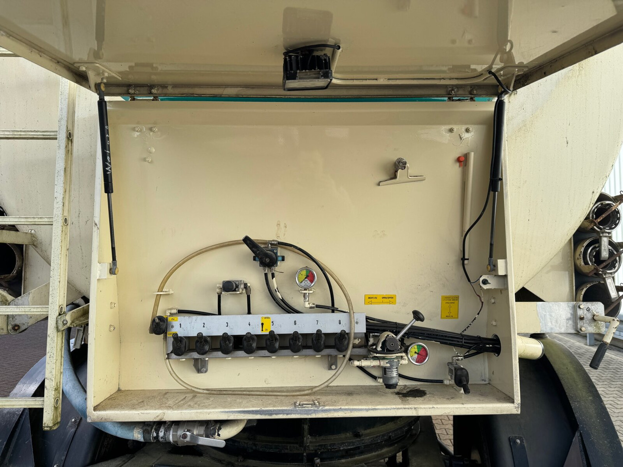 97WSL 33-24 Siloauflieger Welgro 97WSL 33-24 Siloauflieger, Lenkachse, 8 Kammern, ca. 51m³ - Silo cisterna: slika 4 97WSL 33-24 Siloauflieger Welgro 97WSL 33-24 Siloauflieger, Lenkachse, 8 Kammern, ca. 51m³ - Silo cisterna: slika 4