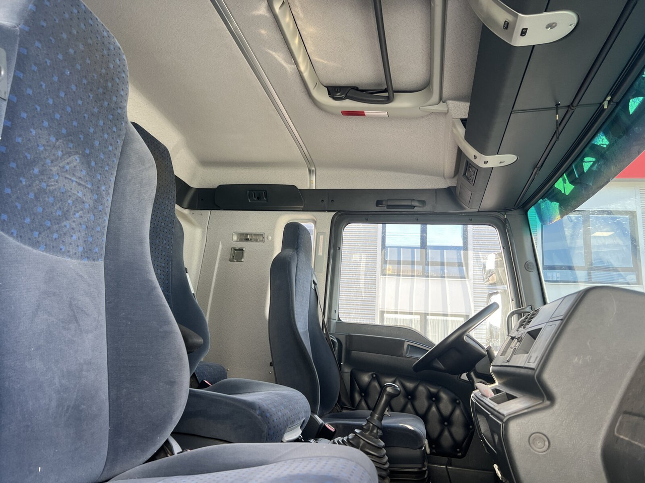 MAN TGA 18.350 4x2 LL TGA 18.350 4x2 LL, Fahrschulausstattung - Kamion: slika 4 MAN TGA 18.350 4x2 LL TGA 18.350 4x2 LL, Fahrschulausstattung - Kamion: slika 4