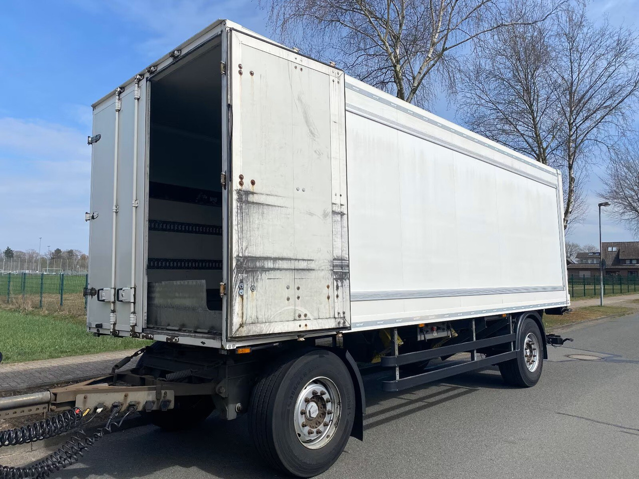 Kofferanhänger mit LBW Kofferanhänger mit LBW, Durchladesystem - Prikolica sa zatvorenim sandukom: slika 3 Kofferanhänger mit LBW Kofferanhänger mit LBW, Durchladesystem - Prikolica sa zatvorenim sandukom: slika 3