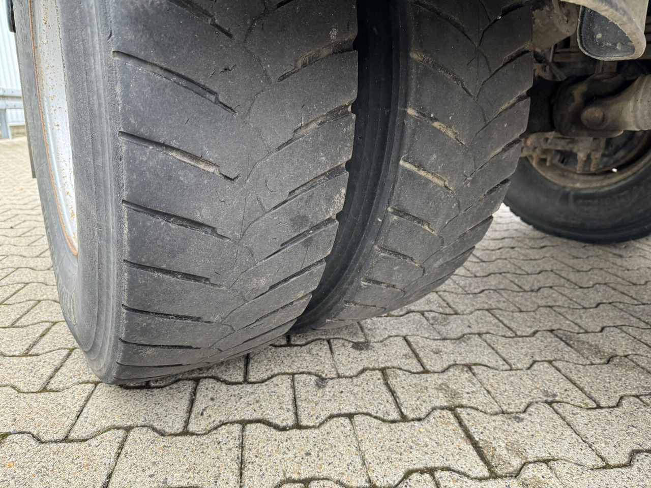 MAN 18.255 MAK 4x4 BB 18.255 MAK 4x4 BB - Kamion sa golom šasijom i zatvorenom kabinom: slika 3 MAN 18.255 MAK 4x4 BB 18.255 MAK 4x4 BB - Kamion sa golom šasijom i zatvorenom kabinom: slika 3