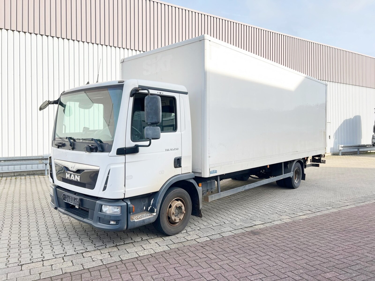 MAN TGL 12.250/340 4X2 BL TGL 12.250/340 4X2 BL mit Dhollandia LBW, 42 cbm - Kamion sa zatvorenim sandukom: slika 1 MAN TGL 12.250/340 4X2 BL TGL 12.250/340 4X2 BL mit Dhollandia LBW, 42 cbm - Kamion sa zatvorenim sandukom: slika 1