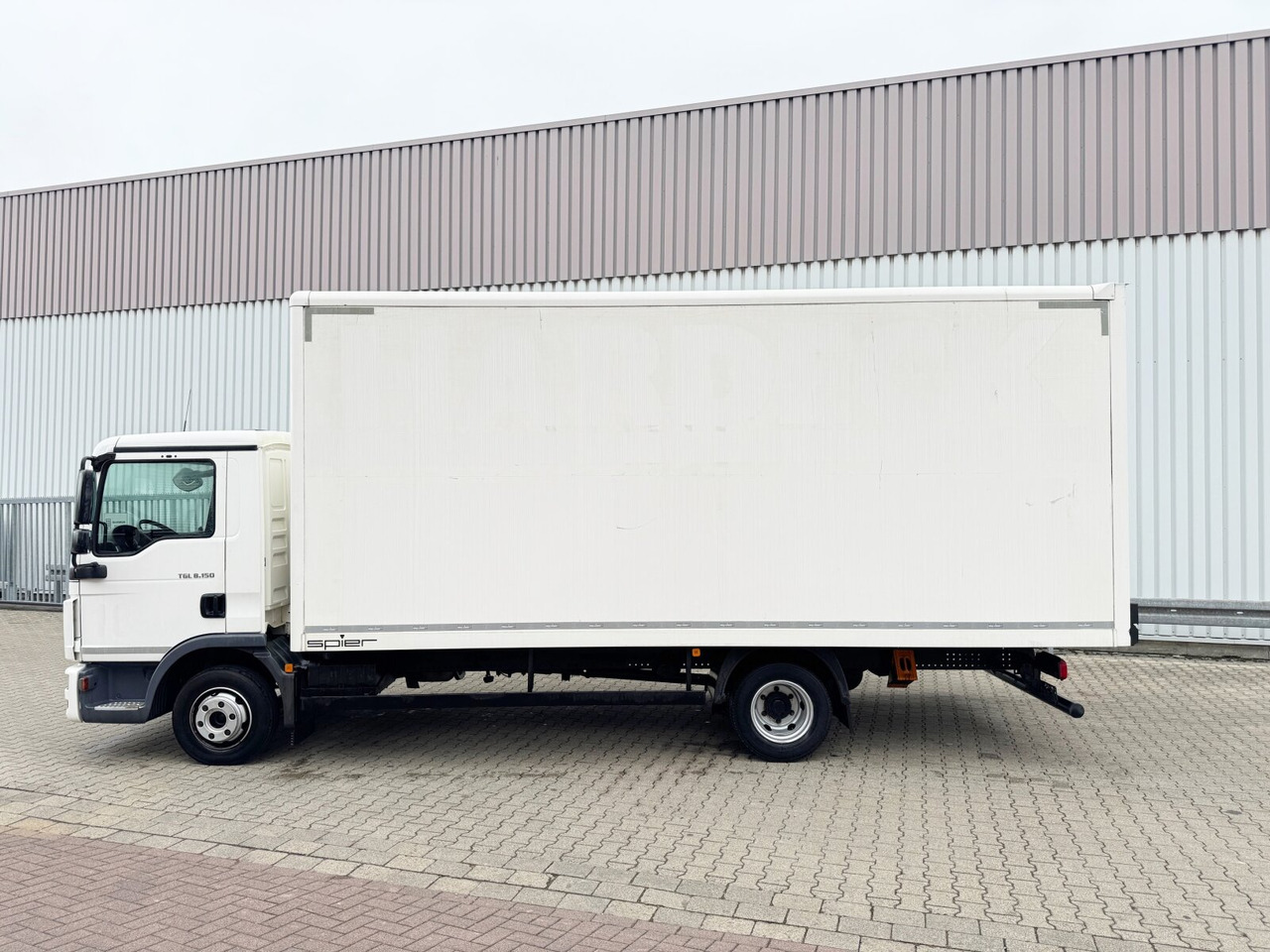 MAN TGL 8.150/180 4x2 BL TGL 8.150/180 4x2 BL, Möbelkoffer mit Rolltor - Kamion sa zatvorenim sandukom: slika 2 MAN TGL 8.150/180 4x2 BL TGL 8.150/180 4x2 BL, Möbelkoffer mit Rolltor - Kamion sa zatvorenim sandukom: slika 2