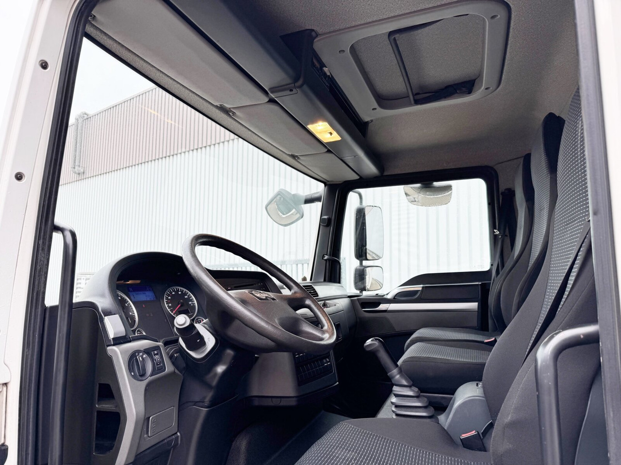 MAN TGL 8.150 4x2 BL TGL 8.150 4x2 BL, Möbelkoffer mit Rolltor - Kamion sa zatvorenim sandukom: slika 4 MAN TGL 8.150 4x2 BL TGL 8.150 4x2 BL, Möbelkoffer mit Rolltor - Kamion sa zatvorenim sandukom: slika 4