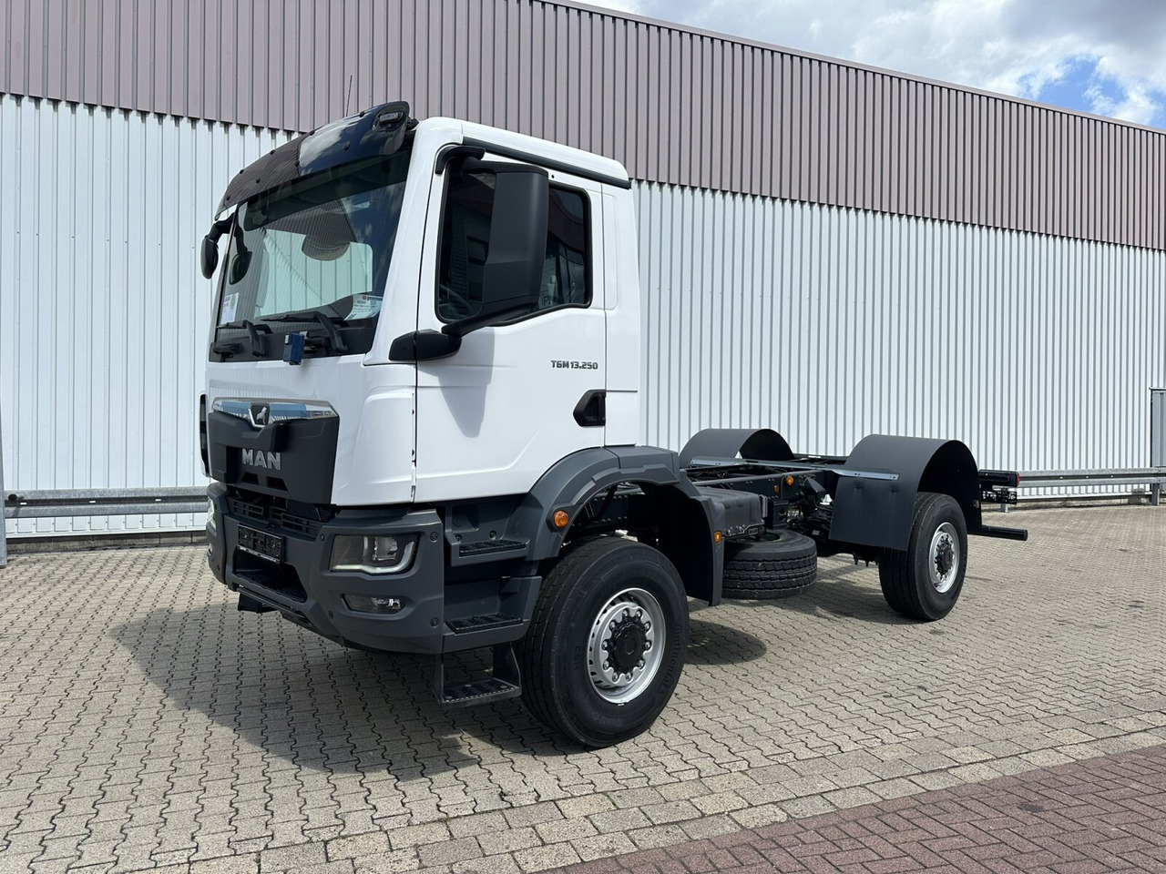MAN TGM 13.250 4x4 BB CH TGM 13.250 4x4 BB CH, Only Export - Kamion sa golom šasijom i zatvorenom kabinom: slika 1 MAN TGM 13.250 4x4 BB CH TGM 13.250 4x4 BB CH, Only Export - Kamion sa golom šasijom i zatvorenom kabinom: slika 1