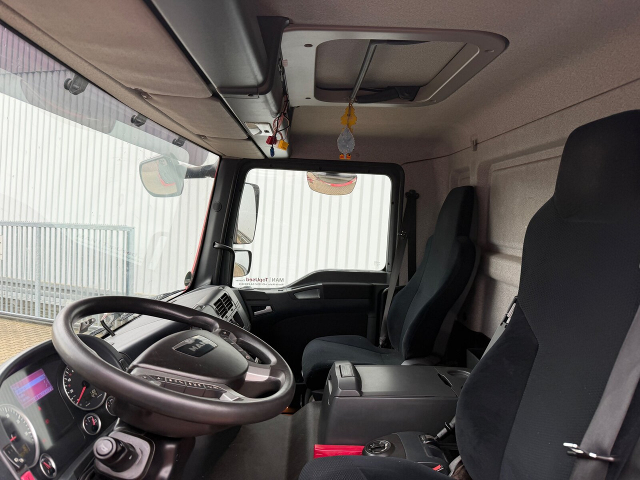 MAN TGM 22.290 6x2-4 LL TGM 22.290 6x2-4 LL, EEV, Lenkachse, 2x AHK, Getränkekoffer, LBW MBB - Kamion sa zatvorenim sandukom: slika 5 MAN TGM 22.290 6x2-4 LL TGM 22.290 6x2-4 LL, EEV, Lenkachse, 2x AHK, Getränkekoffer, LBW MBB - Kamion sa zatvorenim sandukom: slika 5