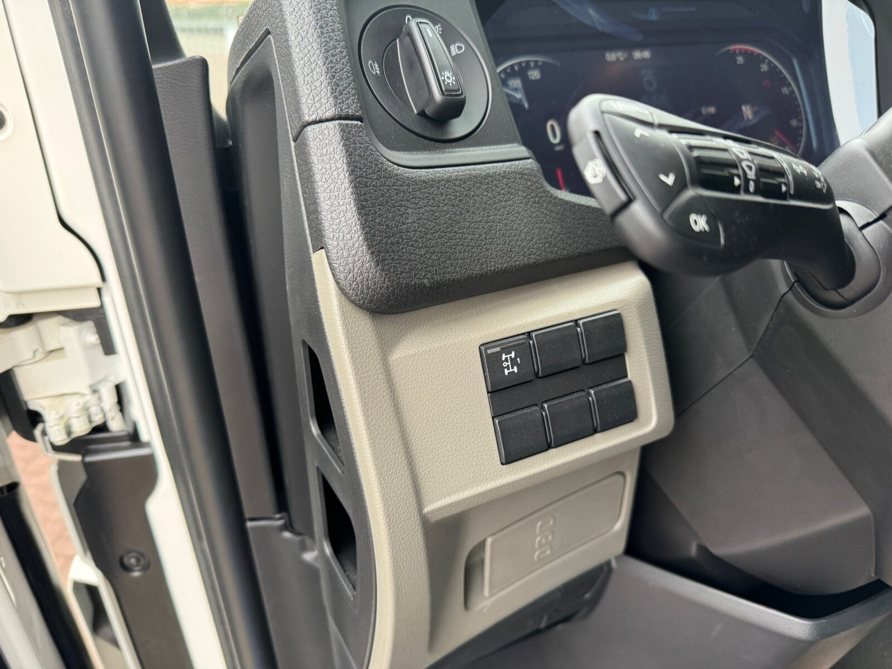 Novu Kamion sa golom šasijom i zatvorenom kabinom MAN TGS 33.440 6x4 BB TGS 33.440 6x4 BB: slika 6 Novu Kamion sa golom šasijom i zatvorenom kabinom MAN TGS 33.440 6x4 BB TGS 33.440 6x4 BB: slika 6