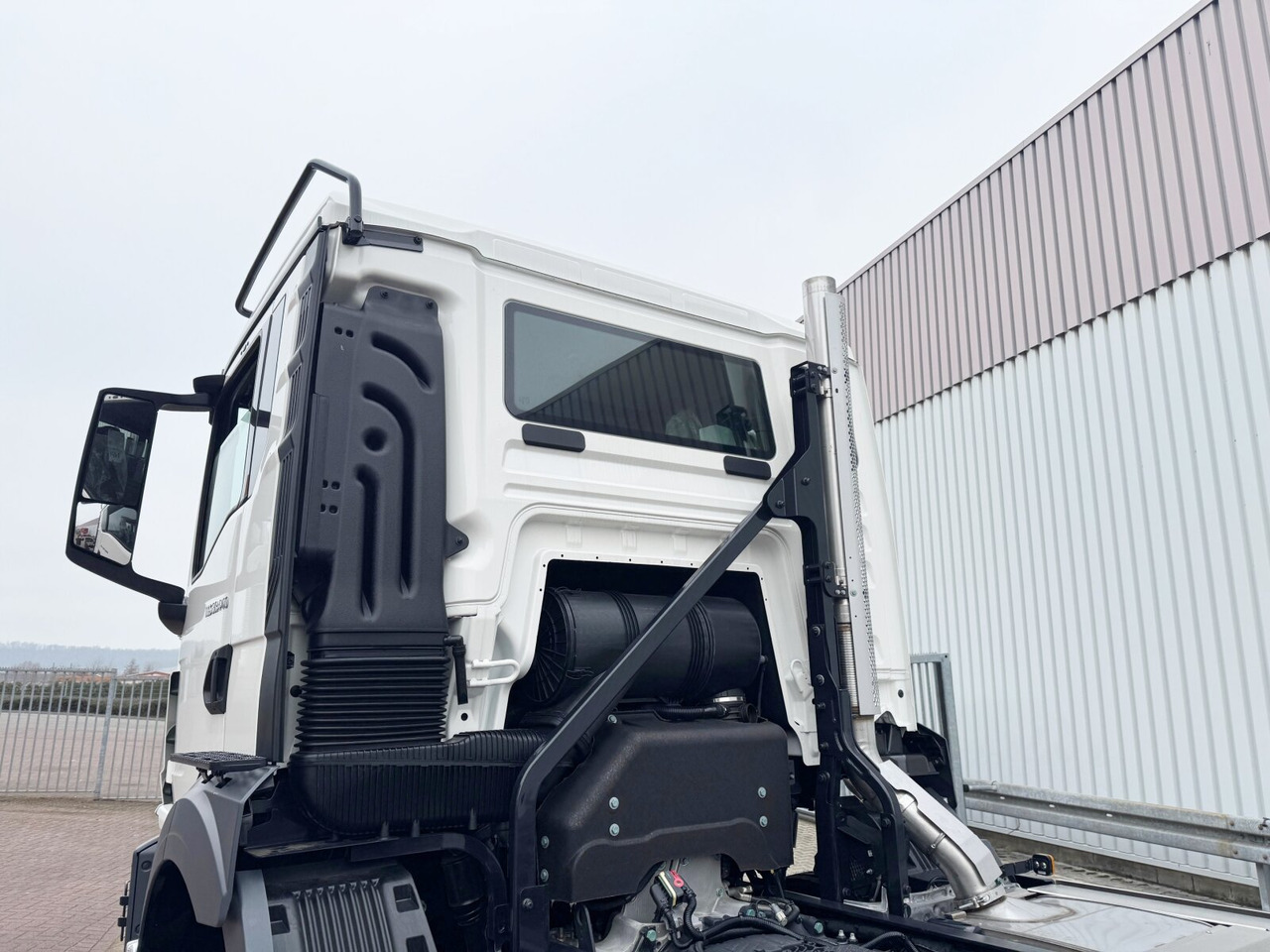 Novu Kamion sa golom šasijom i zatvorenom kabinom MAN TGS 33.440 6x4 BB TGS 33.440 6x4 BB: slika 13 Novu Kamion sa golom šasijom i zatvorenom kabinom MAN TGS 33.440 6x4 BB TGS 33.440 6x4 BB: slika 13