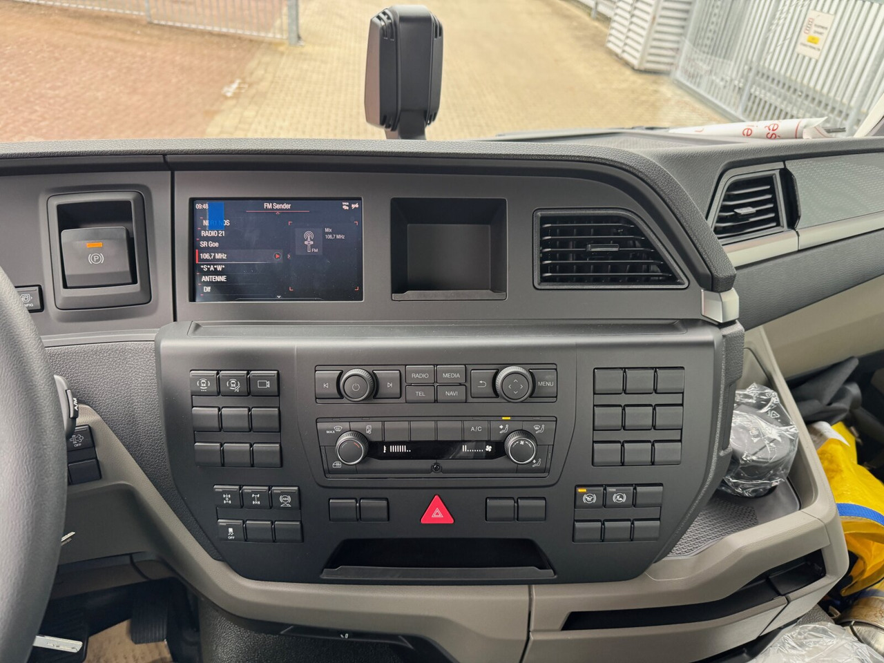 Novu Kamion sa golom šasijom i zatvorenom kabinom MAN TGS 33.440 6x4 BB TGS 33.440 6x4 BB: slika 5 Novu Kamion sa golom šasijom i zatvorenom kabinom MAN TGS 33.440 6x4 BB TGS 33.440 6x4 BB: slika 5