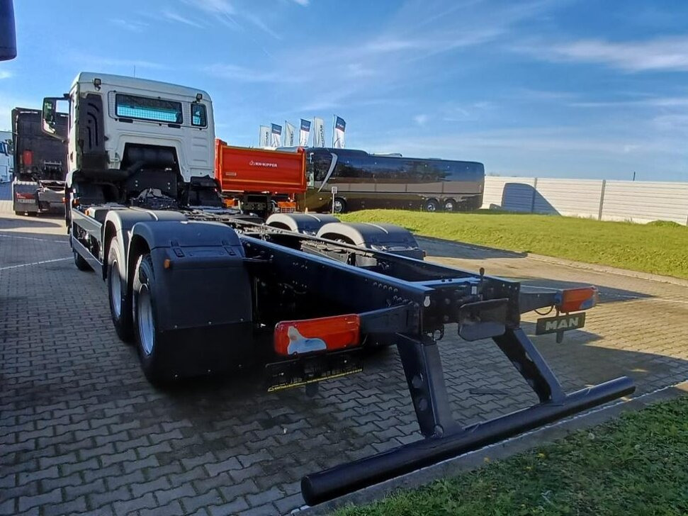 MAN TGS 33.440 6x6 BB CH TGS 33.440 6x6 BB CH, Hohe Bauart, Nebenantrieb - Kamion sa golom šasijom i zatvorenom kabinom: slika 4 MAN TGS 33.440 6x6 BB CH TGS 33.440 6x6 BB CH, Hohe Bauart, Nebenantrieb - Kamion sa golom šasijom i zatvorenom kabinom: slika 4