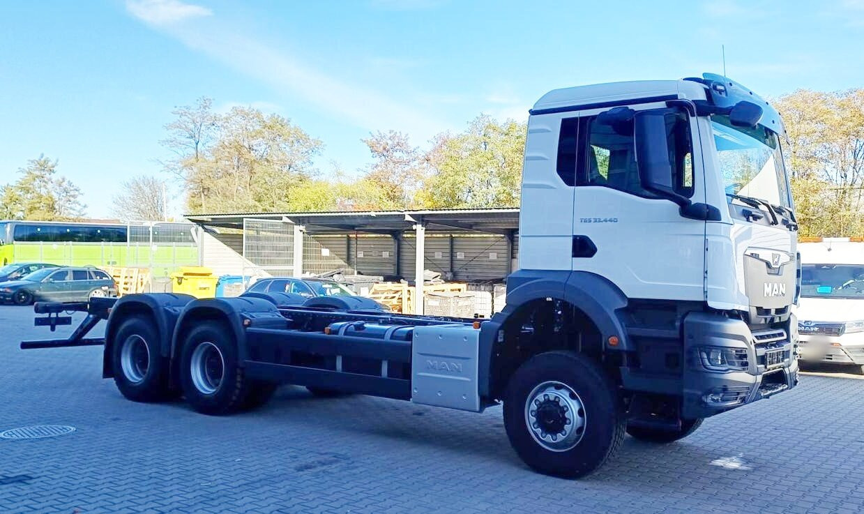 MAN TGS 33.440 6x6 BB CH TGS 33.440 6x6 BB CH, Hohe Bauart, Nebenantrieb - Kamion sa golom šasijom i zatvorenom kabinom: slika 1 MAN TGS 33.440 6x6 BB CH TGS 33.440 6x6 BB CH, Hohe Bauart, Nebenantrieb - Kamion sa golom šasijom i zatvorenom kabinom: slika 1