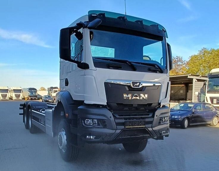 MAN TGS 33.440 6x6 BB CH TGS 33.440 6x6 BB CH, Hohe Bauart, Nebenantrieb - Kamion sa golom šasijom i zatvorenom kabinom: slika 3 MAN TGS 33.440 6x6 BB CH TGS 33.440 6x6 BB CH, Hohe Bauart, Nebenantrieb - Kamion sa golom šasijom i zatvorenom kabinom: slika 3