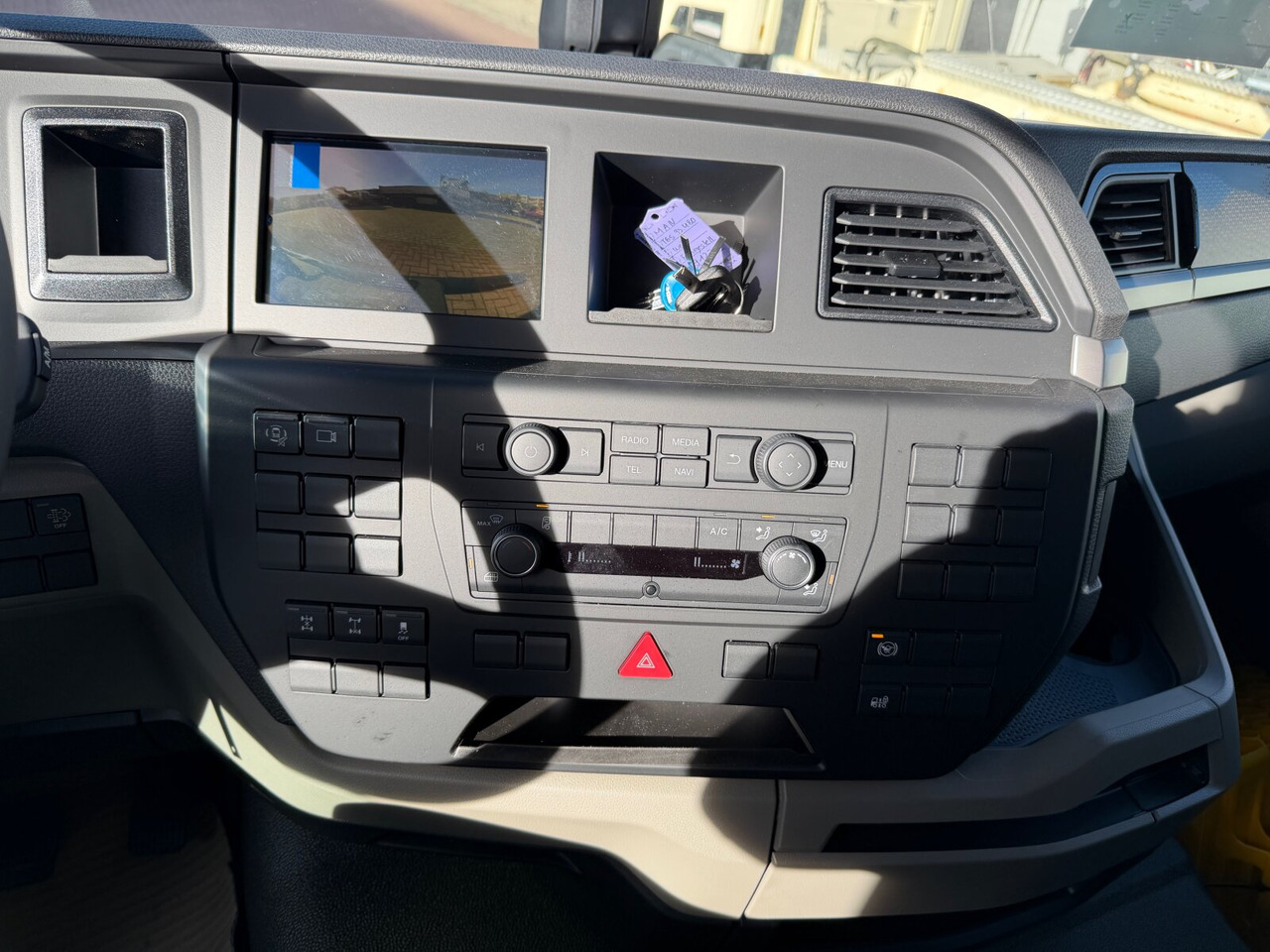 MAN TGS 33.480 6x4 BL CH TGS 33.480 6x4 BL CH, Nebenantrieb - Kamion sa golom šasijom i zatvorenom kabinom: slika 4 MAN TGS 33.480 6x4 BL CH TGS 33.480 6x4 BL CH, Nebenantrieb - Kamion sa golom šasijom i zatvorenom kabinom: slika 4