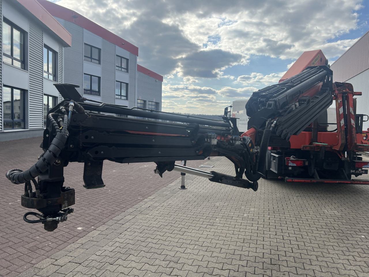 MAN TGS 35.440 8x4 BL TGS 35.440 8x4 BL, Navi, Heckkran Palfinger PK42002 SH-F + Jip PJ 060 B, 24,9m-730kg, Funk - Kamion sa dizalicom, Kamion sa tovarnim sandukom: slika 3 MAN TGS 35.440 8x4 BL TGS 35.440 8x4 BL, Navi, Heckkran Palfinger PK42002 SH-F + Jip PJ 060 B, 24,9m-730kg, Funk - Kamion sa dizalicom, Kamion sa tovarnim sandukom: slika 3