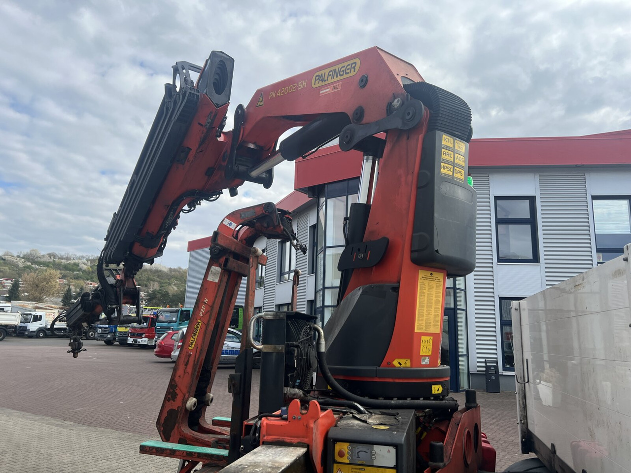 MAN TGS 35.440 8x4 BL TGS 35.440 8x4 BL, Navi, Heckkran Palfinger PK42002 SH-F + Jip PJ 060 B, 24,9m-730kg, Funk - Kamion sa dizalicom, Kamion sa tovarnim sandukom: slika 2 MAN TGS 35.440 8x4 BL TGS 35.440 8x4 BL, Navi, Heckkran Palfinger PK42002 SH-F + Jip PJ 060 B, 24,9m-730kg, Funk - Kamion sa dizalicom, Kamion sa tovarnim sandukom: slika 2