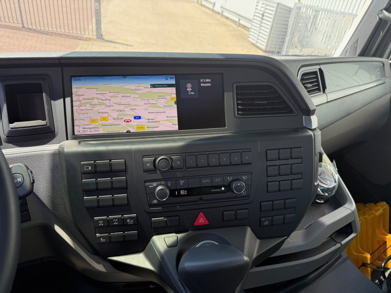 MAN TGS 35.470 8x4-4 BL TGS 35.470 8x4-4 BL, Lenk-/Liftachse, Navi, Motorabtrieb - Kamion sa hidrauličnom kukom: slika 4 MAN TGS 35.470 8x4-4 BL TGS 35.470 8x4-4 BL, Lenk-/Liftachse, Navi, Motorabtrieb - Kamion sa hidrauličnom kukom: slika 4