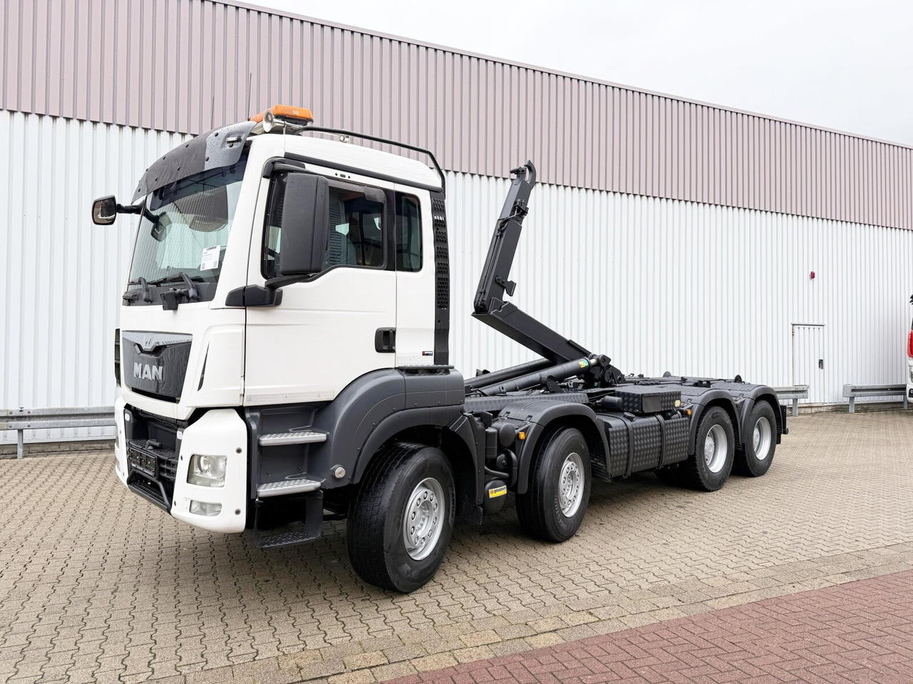 MAN TGS 35.480 8x4 BL TGS 35.480 8x4 BL, PriTarder, Navi - Kamion sa hidrauličnom kukom: slika 1 MAN TGS 35.480 8x4 BL TGS 35.480 8x4 BL, PriTarder, Navi - Kamion sa hidrauličnom kukom: slika 1