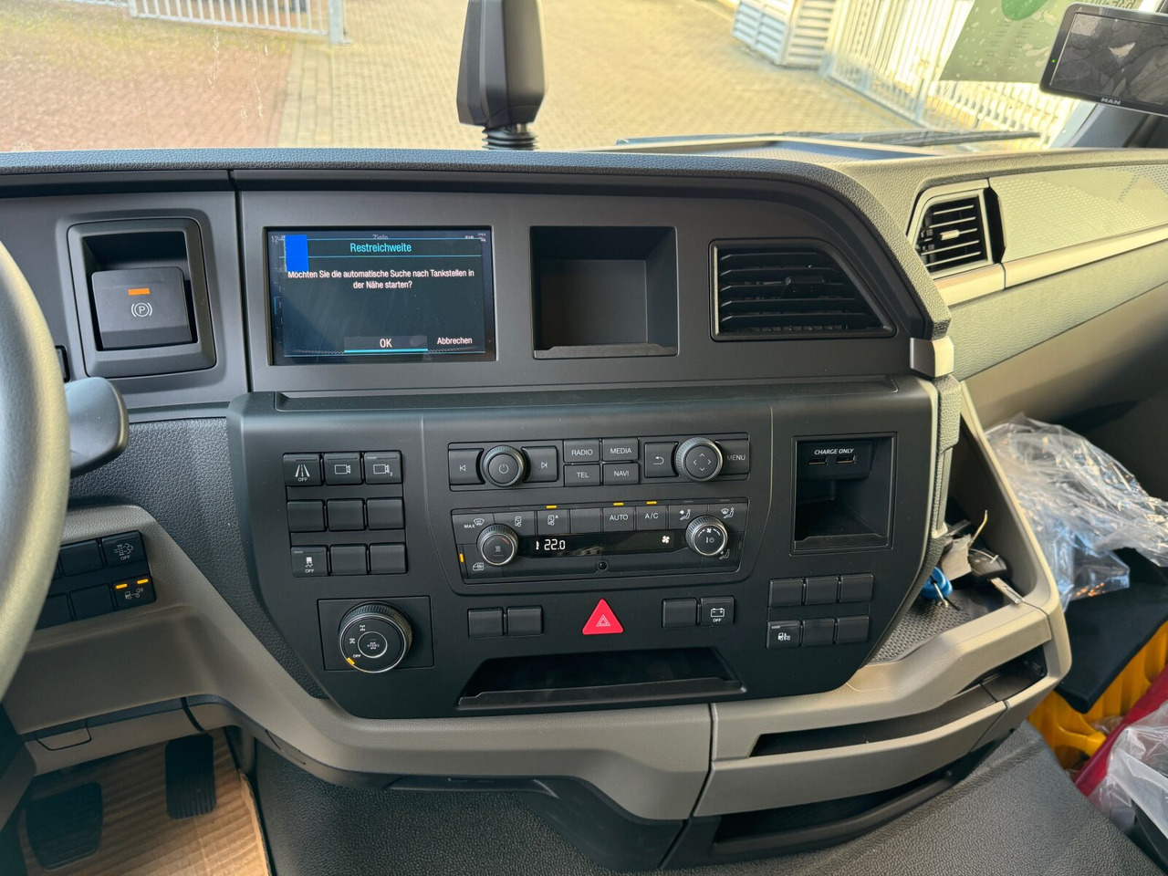 MAN TGS 35.480 8x6H BL CH TGS 35.480 8x6H BL CH, HydroDrive, Navi, Nebenantrieb - Kamion sa golom šasijom i zatvorenom kabinom: slika 5 MAN TGS 35.480 8x6H BL CH TGS 35.480 8x6H BL CH, HydroDrive, Navi, Nebenantrieb - Kamion sa golom šasijom i zatvorenom kabinom: slika 5