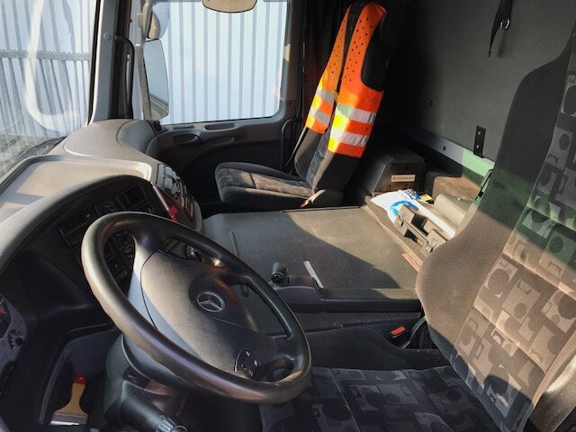 Mercedes-Benz Actros 1841 L 4x2 Actros 1841 L 4x2, Esterer Tankaufbau ca. 13.500l, 2 Kammern - Kamion cisterna: slika 5 Mercedes-Benz Actros 1841 L 4x2 Actros 1841 L 4x2, Esterer Tankaufbau ca. 13.500l, 2 Kammern - Kamion cisterna: slika 5