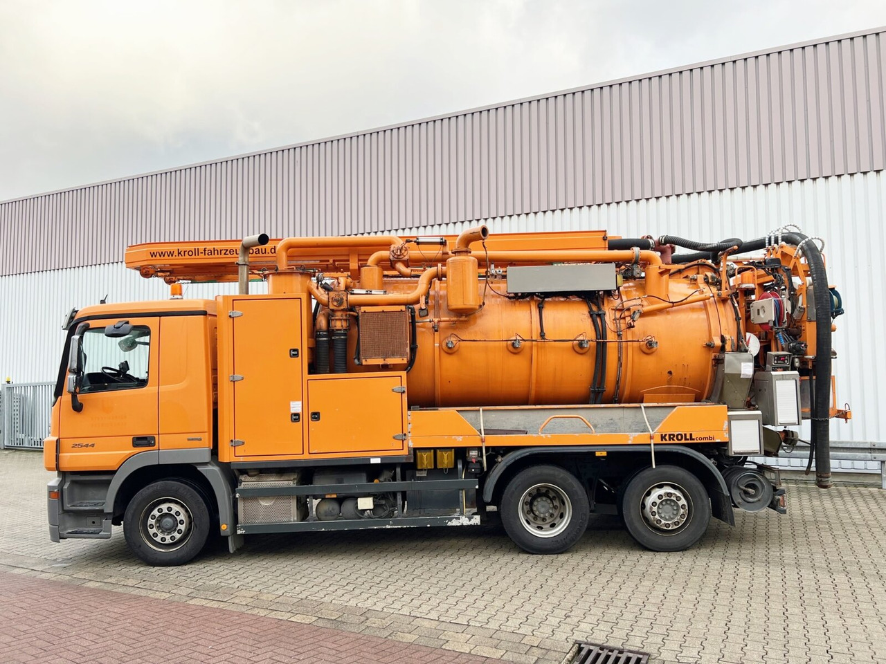 Mercedes-Benz Actros 2544 L 6x2 Actros 2544 L 6x2, Lenkachse, Kroll Saug-/Spülwagen ca. 12m³, Funk - Vakuumska cisterna: slika 3 Mercedes-Benz Actros 2544 L 6x2 Actros 2544 L 6x2, Lenkachse, Kroll Saug-/Spülwagen ca. 12m³, Funk - Vakuumska cisterna: slika 3