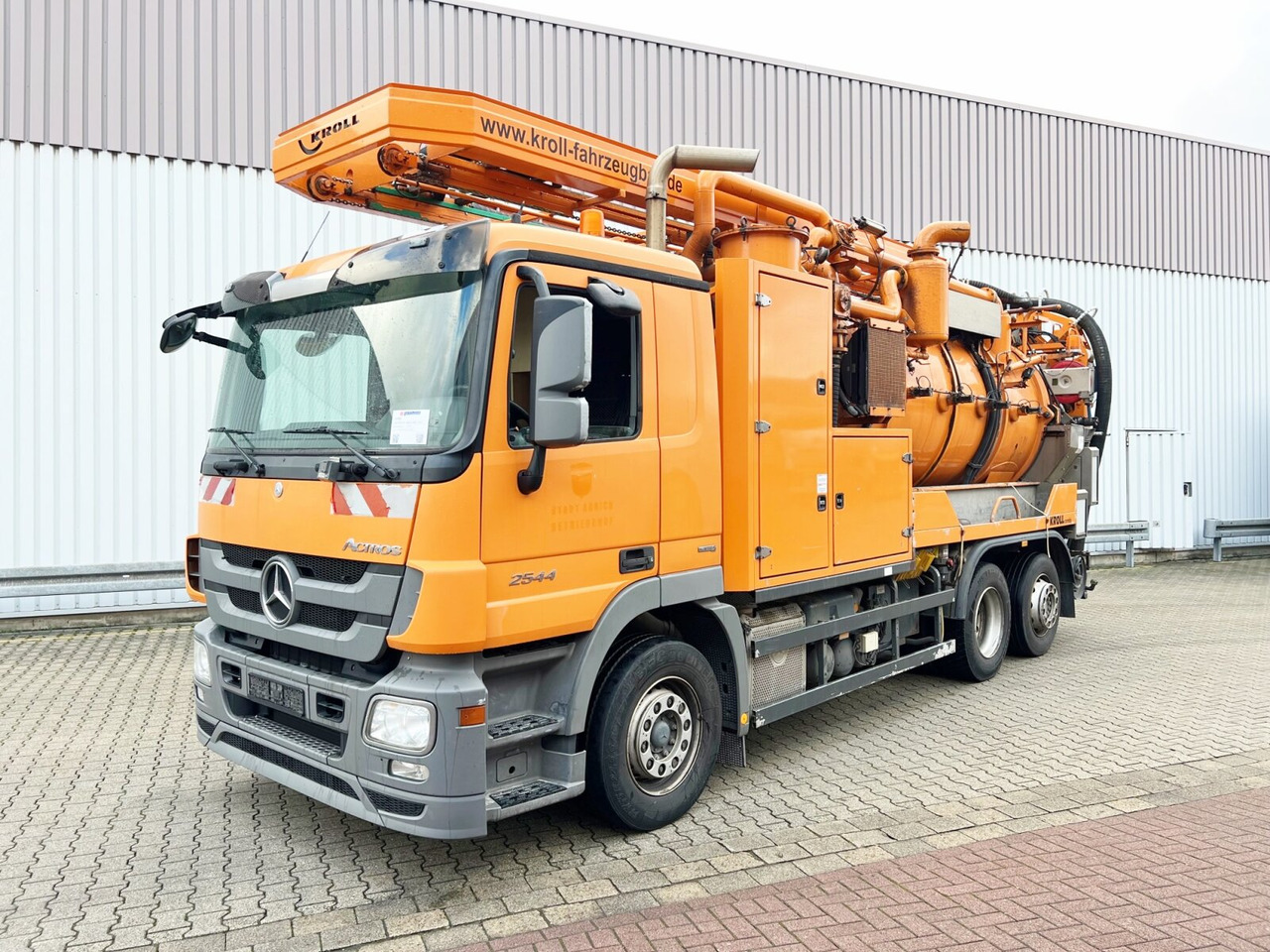 Mercedes-Benz Actros 2544 L 6x2 Actros 2544 L 6x2, Lenkachse, Kroll Saug-/Spülwagen ca. 12m³, Funk - Vakuumska cisterna: slika 1 Mercedes-Benz Actros 2544 L 6x2 Actros 2544 L 6x2, Lenkachse, Kroll Saug-/Spülwagen ca. 12m³, Funk - Vakuumska cisterna: slika 1