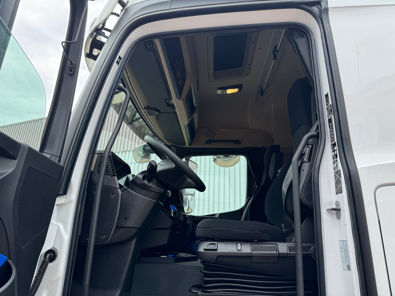 Interior photo 1: Novu Kamion sa golom šasijom i zatvorenom kabinom Mercedes-Benz Actros 2545 L 6x2 Actros 2545 L 6x2, Lenk-/Liftachse, StreamSpace, MultimediaCockpit